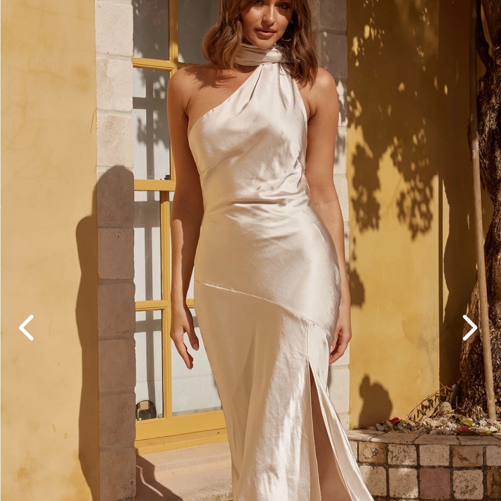 Selfie Leslie - ITALIAN SUMMER TIE NECK MIDI DRESS CHAMPAGNE